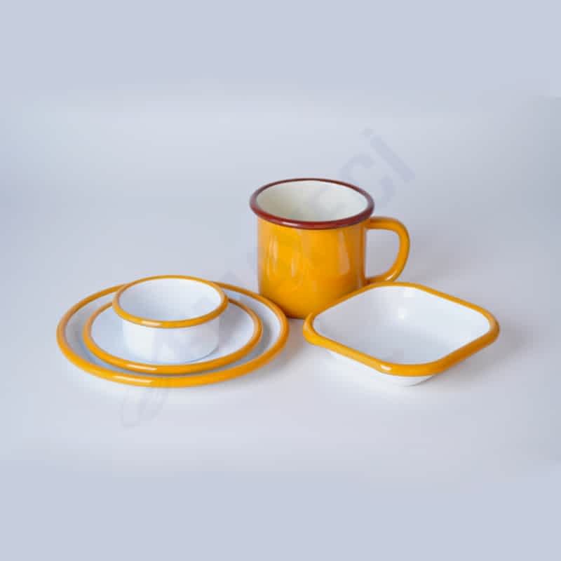 Renkli emaye ürünler; tabak, kupa ve kase seti.