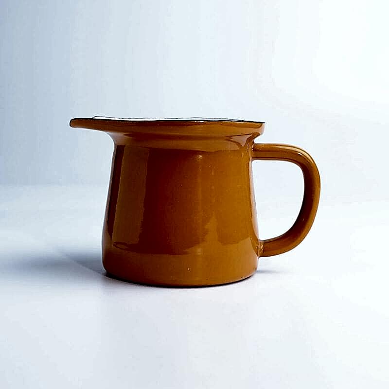 Beyaz fon üzerinde altın sarısı renkte, kulplu ve ağızlı, retro tarzda emaye sosluk.