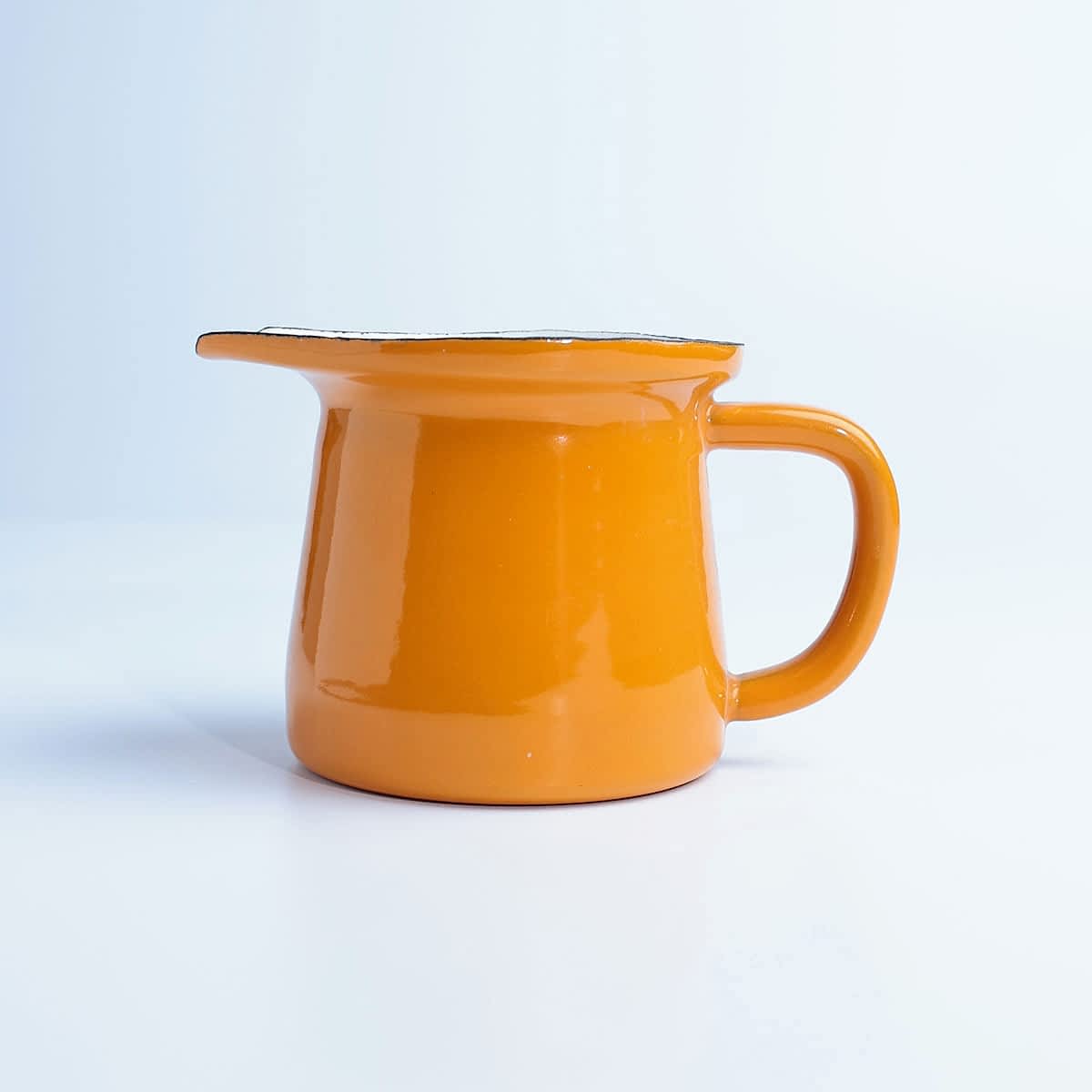 Beyaz fon üzerinde altın sarısı renkte, kulplu ve ağızlı, retro tarzda emaye sosluk.