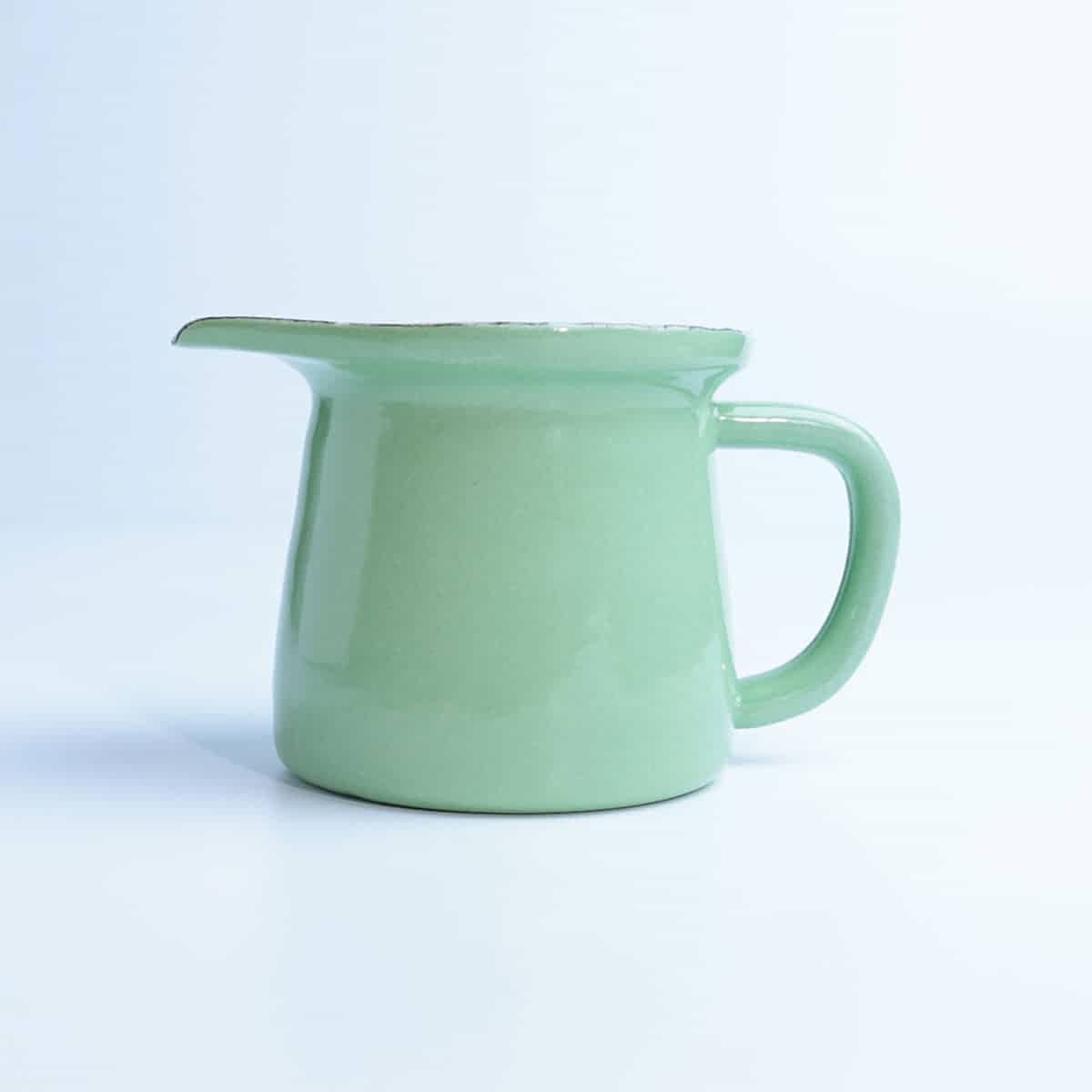 Retro tarzda nil yeşili emaye sosluk, vintage mutfak dekorasyonu için ideal.