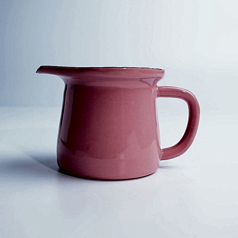 Beyaz zemin üzerinde, kulplu ve ağızlı, parlak pembe renkte emaye sosluk.