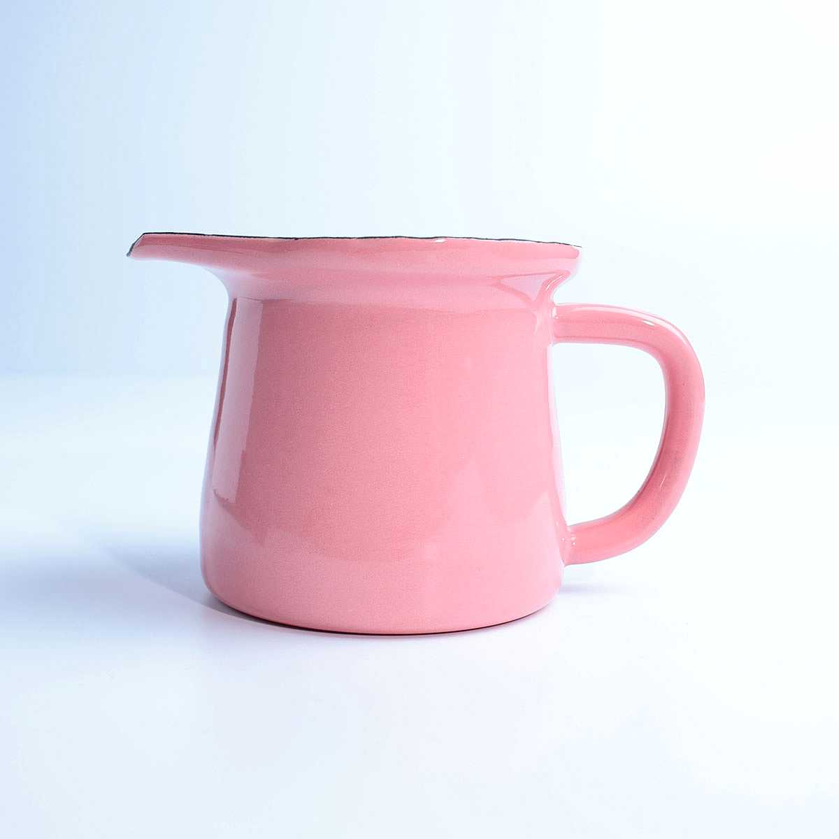 Beyaz zemin üzerinde, kulplu ve ağızlı, parlak pembe renkte emaye sosluk.